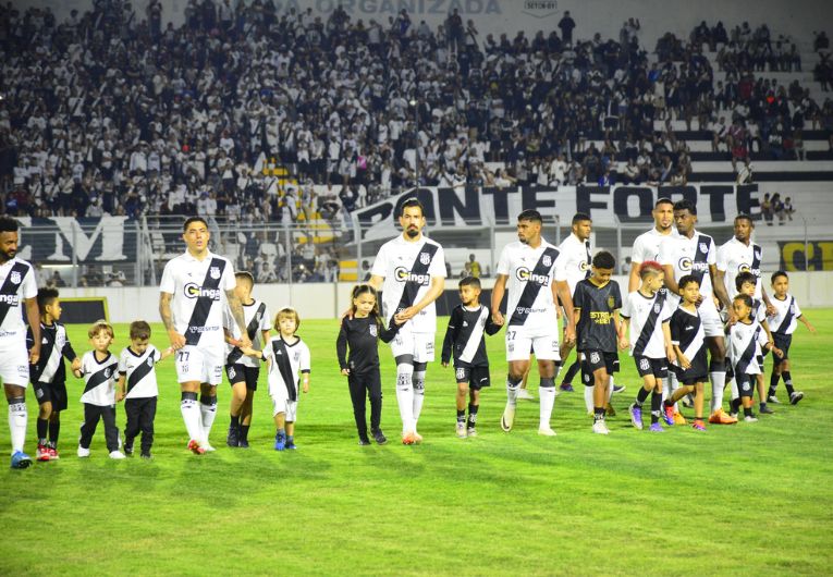 imagem da materia: Ponte Preta embala sexta vitória consecutiva na Série C