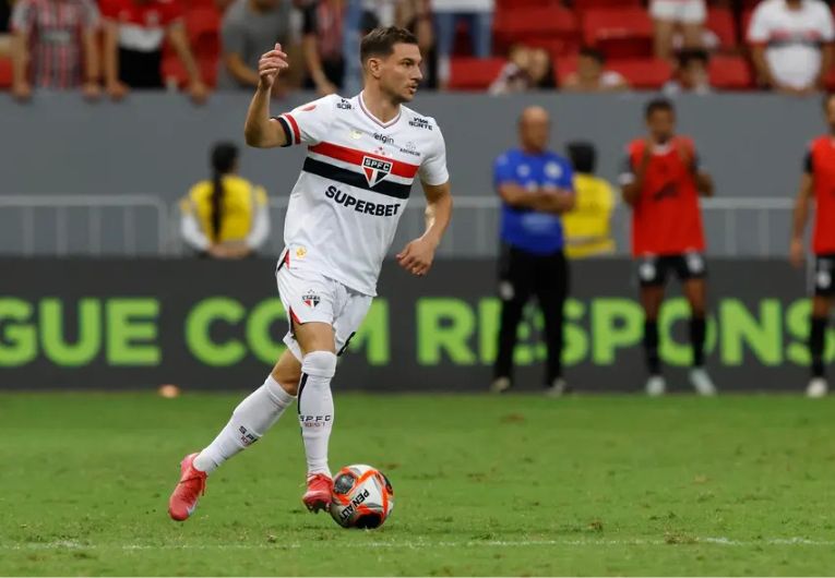 imagem da materia: Lateral do São Paulo exalta temporada e almeja convocação