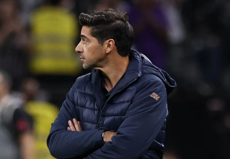 imagem da materia: Abel Ferreira tira folga e levanta dúvidas sobre permanência