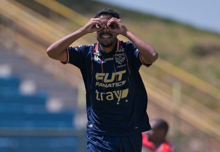 imagem da materia: Zagueiro Uchôa marca gol de camisa 9 em Franca