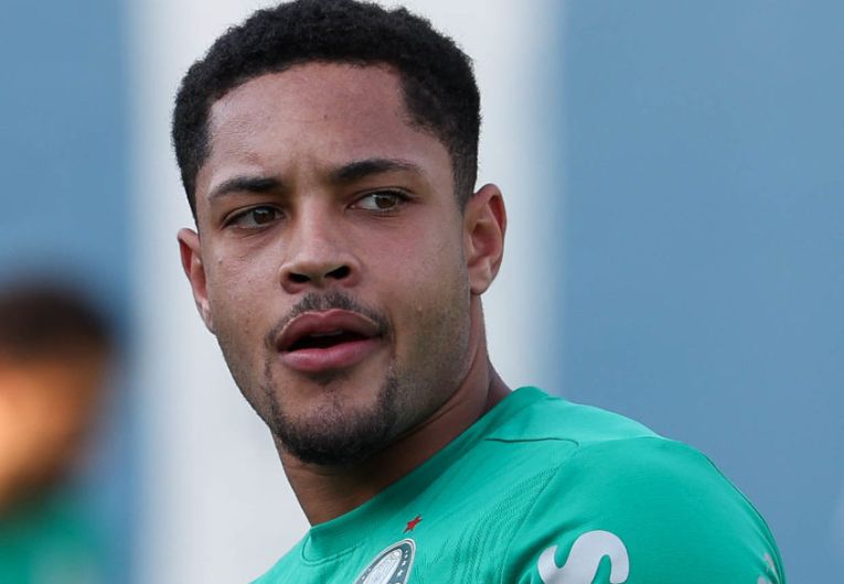 imagem da materia: Vitor Roque pede reação em duelo contra o Vasco