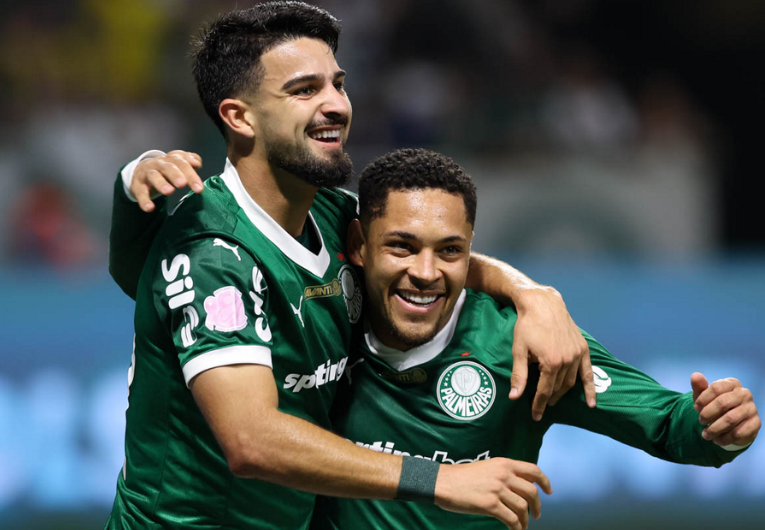 imagem da materia: Com outro show de Flaco e Vitor Roque, Palmeiras vence Vasco
