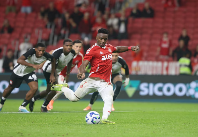 imagem da materia: Corinthians é o clube que mais sofre com o VAR no Brasileiro