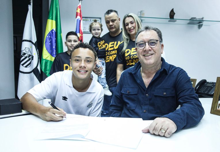 imagem da materia: Vinícius R. assina primeiro contrato profissional com Santos