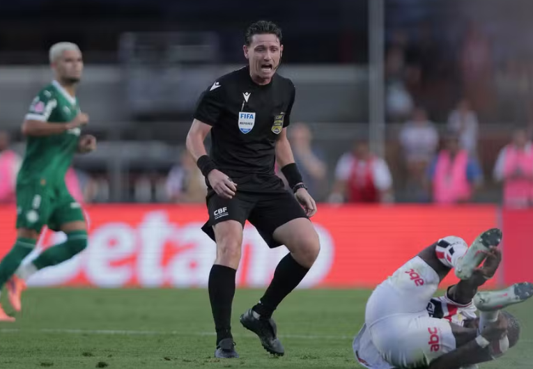 imagem da materia: CBF mantém sigilo e não libera áudios do VAR no Choque-Rei