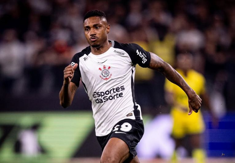 imagem da materia: Vitinho passará por uma artroscopia após lesão