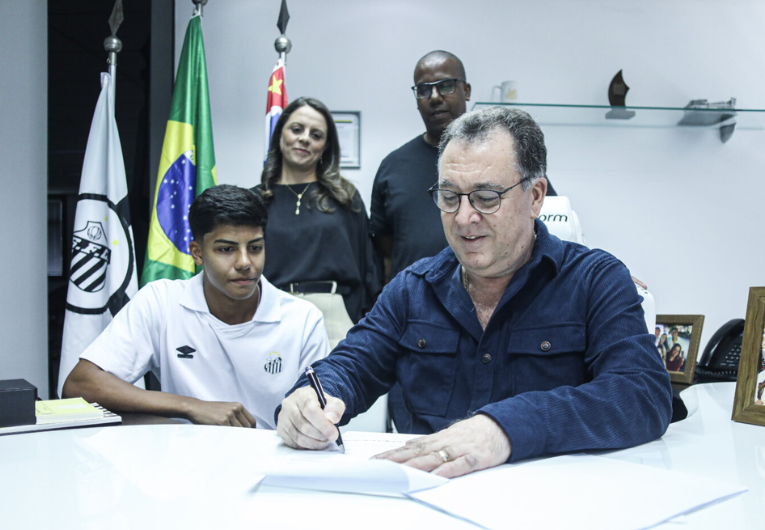 imagem da materia: Joia da base assina contrato profissional com o Santos
