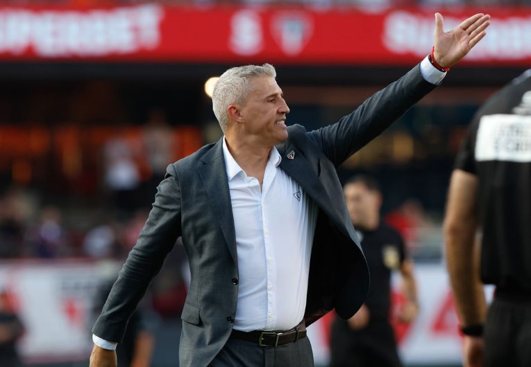 imagem da materia: São Paulo vê G6 se distanciar com oscilação no Brasileiro