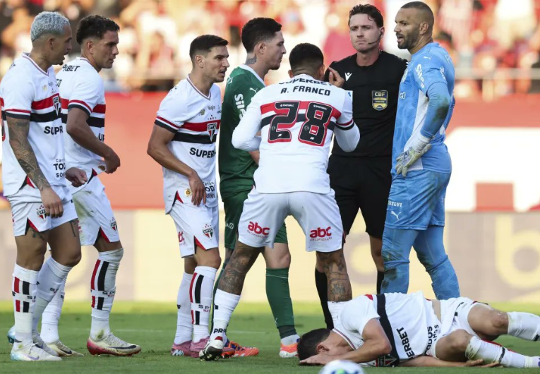 imagem da materia: FIFA autoriza CBF divulgar aúdios do VAR de São Paulo x Palmeiras