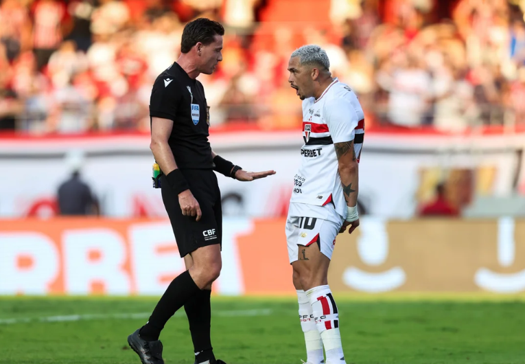 imagem da materia: Árbitro ironiza reclamação de Luciano no Choque-Rei