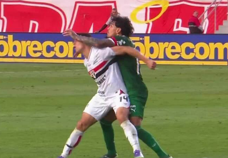 imagem da materia: CBF expõe áudio do VAR de mais um lance polêmico do Choque-Rei