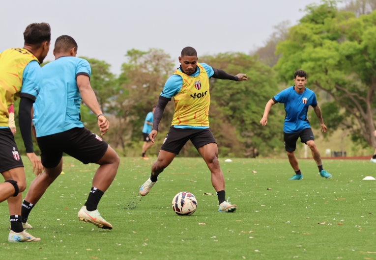 imagem da materia: Botafogo-SP treina no sintético focado na Chapecoense
