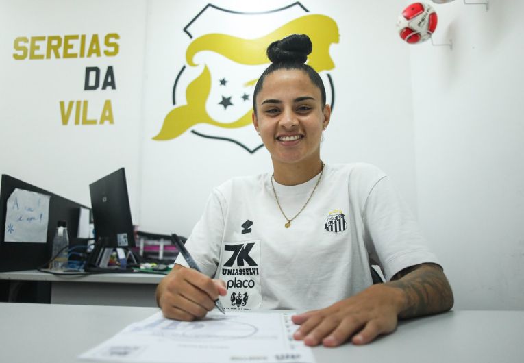 imagem da materia: Santos renova contrato da atacante Analuyza até o fim de 2027