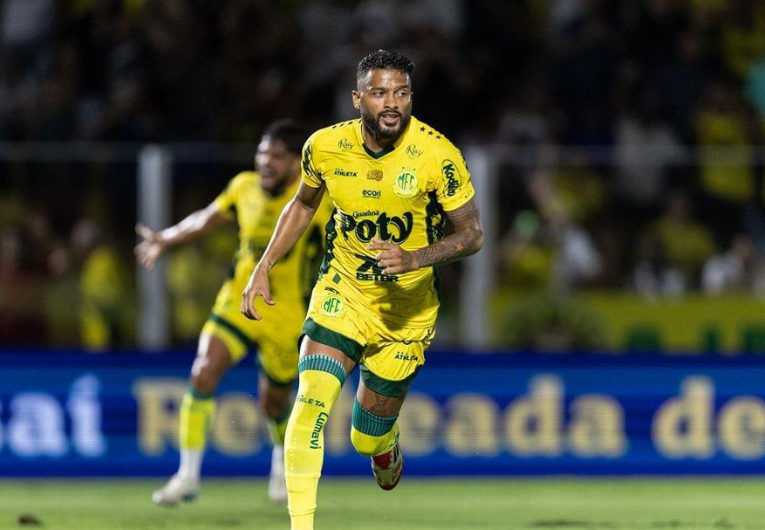 imagem da materia: Reinaldo chega a 400 jogos no Brasileirão e é o lateral com mais G/A da história