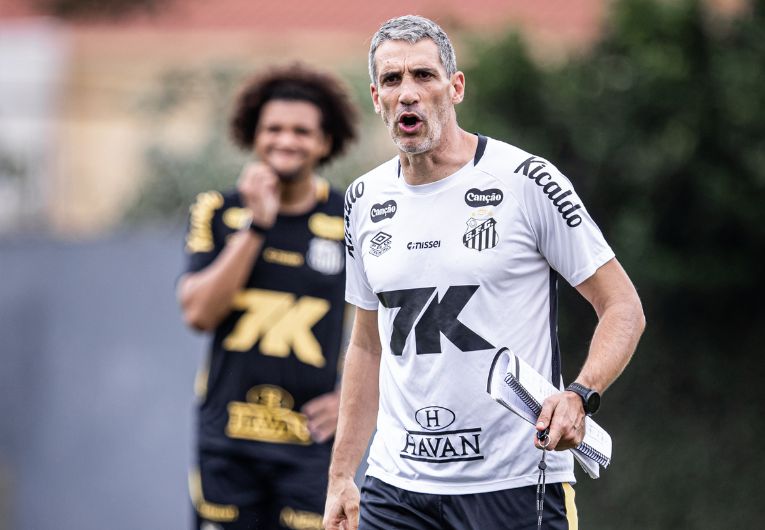 imagem da materia: Santos encara o Corinthians tentando quebrar série negativa em clássicos