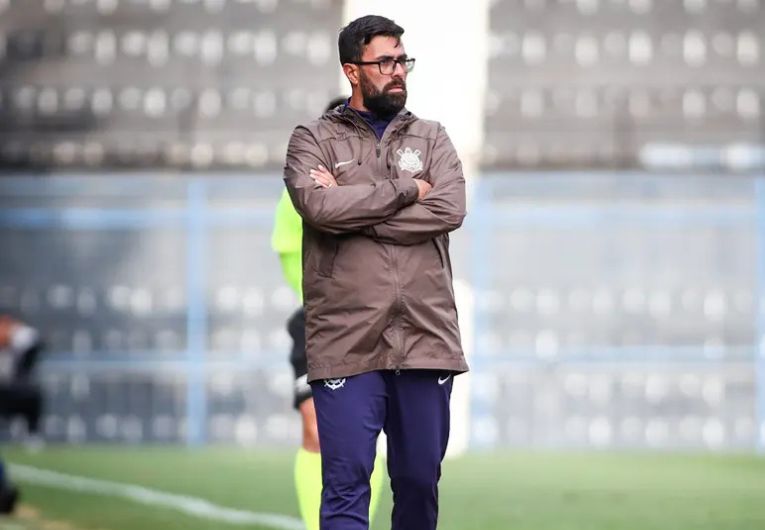 imagem da materia: Corinthians demite técnico Raphael Laruccia do Sub-17