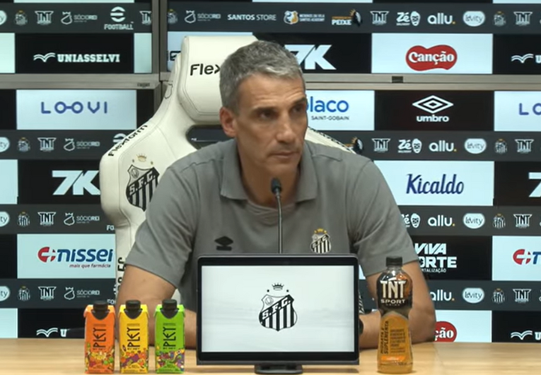 imagem da materia: Vojvoda celebra vitória do Santos sobre o Corinthians e fala sobre evolução