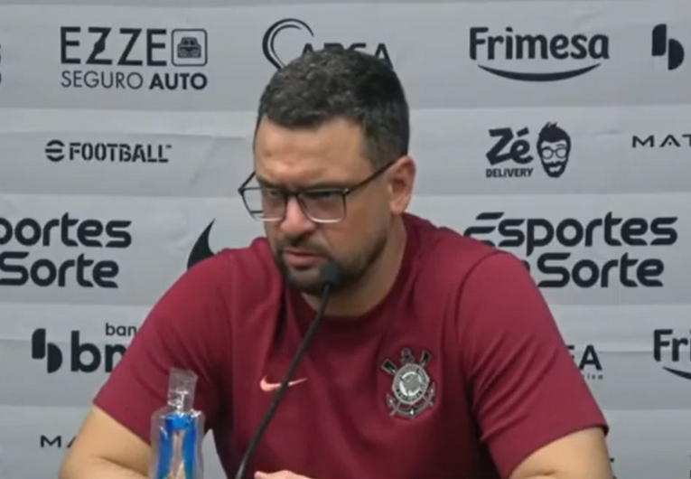 imagem da materia: Corinthians cai para o Santos e auxiliar critica postura da equipe