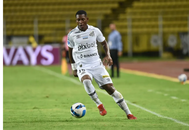 imagem da materia: Ex-atacante do Santos é baleado antes de treino