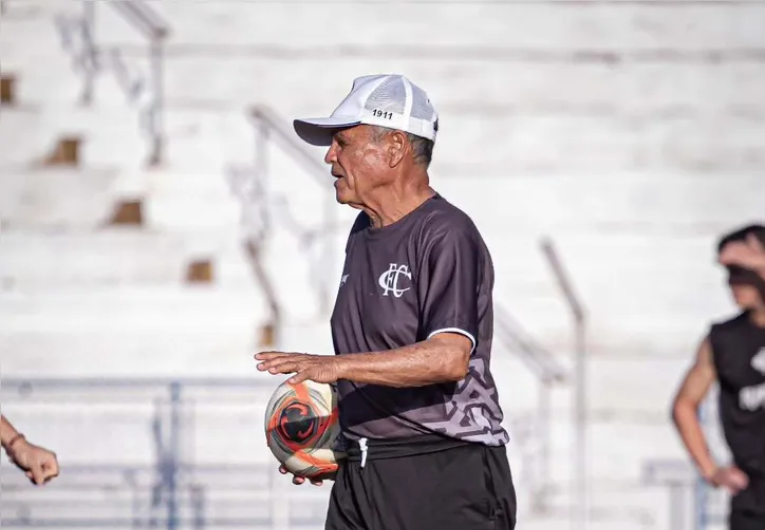 imagem da materia: Comercial acerta renovação com Roberval Davino para 2026