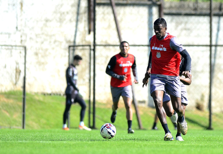 imagem da materia: Léo Olivera volta de lesão e estará a disposição da Ponte na final