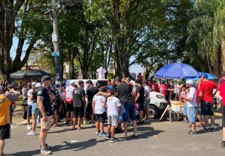 imagem da materia: Empolgação com final dispara venda de camisas no Primavera