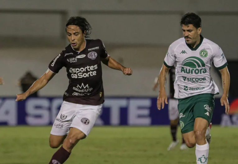 imagem da materia: Ferroviária perde em casa para Chape e se mantém perto do Z4