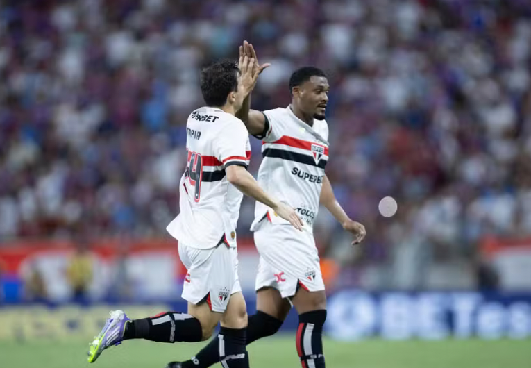 imagem da materia: São Paulo supera Fortaleza fora casa e quebra tabu