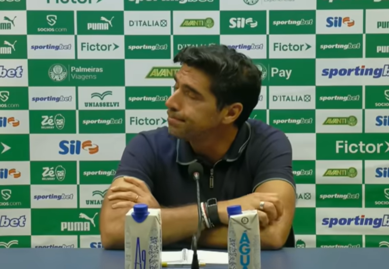 imagem da materia: Abel critica decisões da arbitragem e elogia atuação do Palmeiras no Maracanã