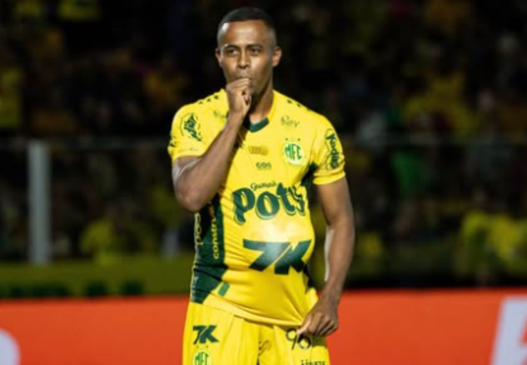 imagem da materia: Carlos Eduardo volta a balançar as redes depois de um ano e meio