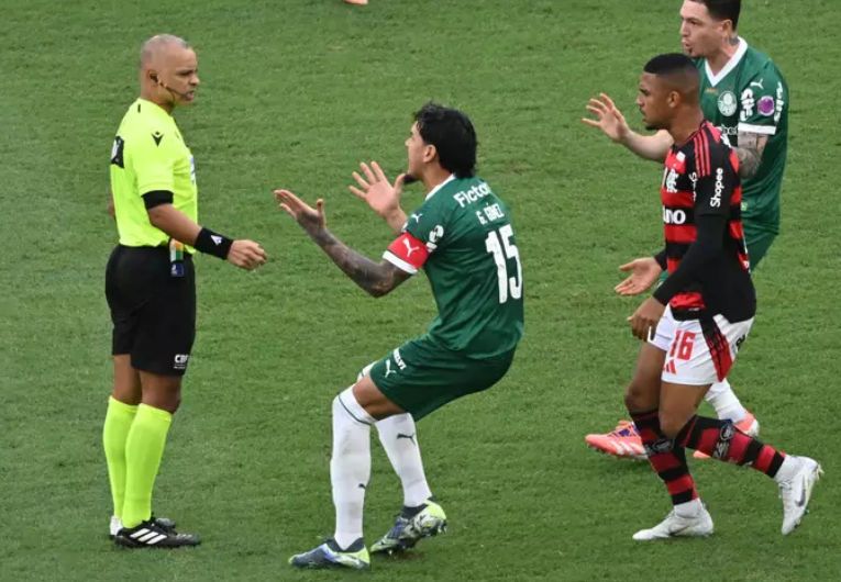 imagem da materia: CBF divulga áudios do VAR de Flamengo x Palmeiras e reacende debate