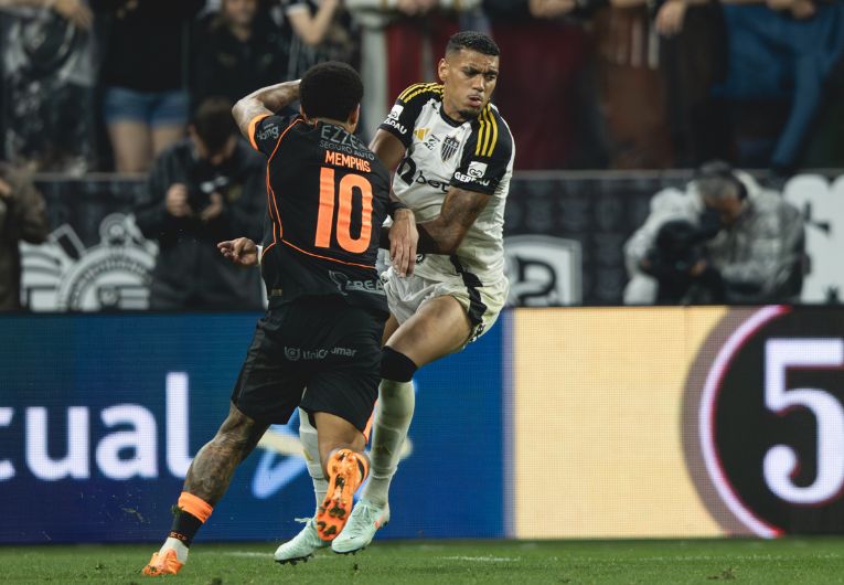 imagem da materia: Com Memphis de titular, Corinthians derrota Atlético-MG