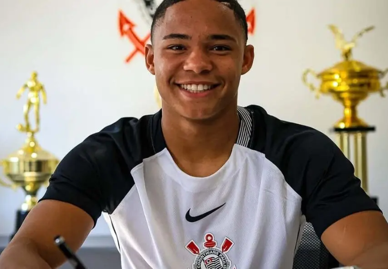 imagem da materia: Corinthians assina profissionalmente com dois jovens da base