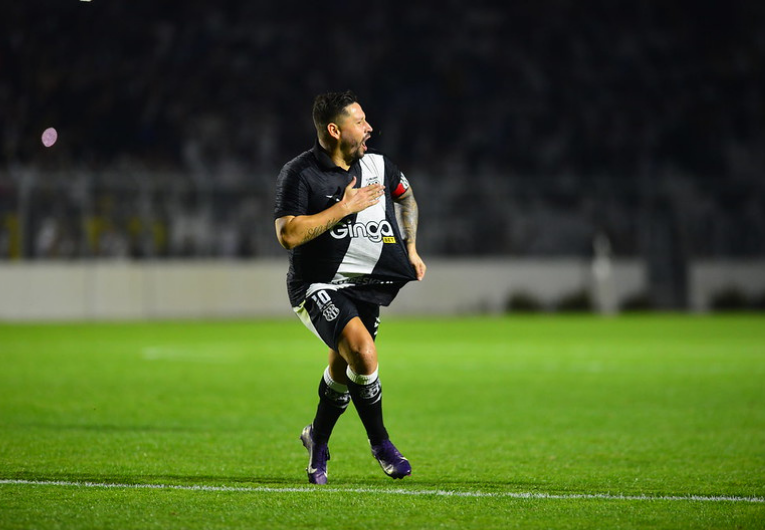 imagem da materia: Ponte Preta escapa de suspensos para jogo de volta da final