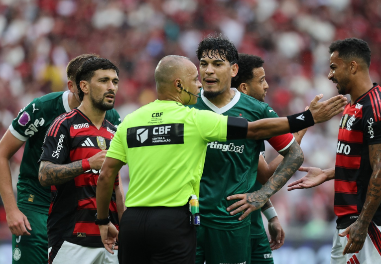 imagem da materia: Goméz e Piquerez são denunciados e podem ser suspensos no Brasileirão