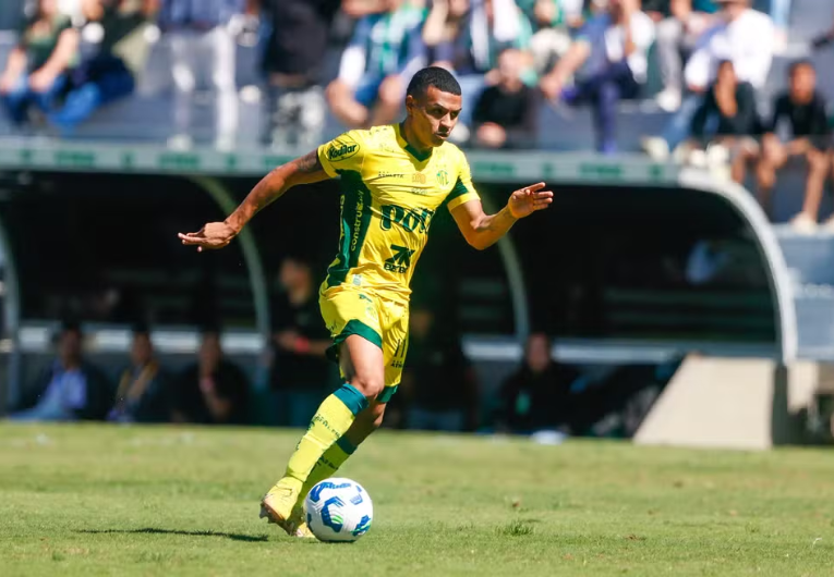 imagem da materia: Negueba faz história e vira recordista de jogos no Mirassol