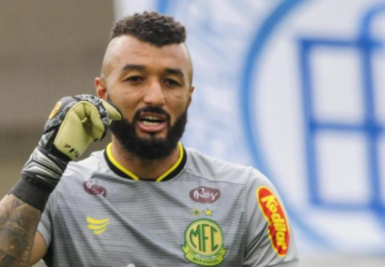 imagem da materia: Alex Muralha celebra retorno à titularidade no Mirassol