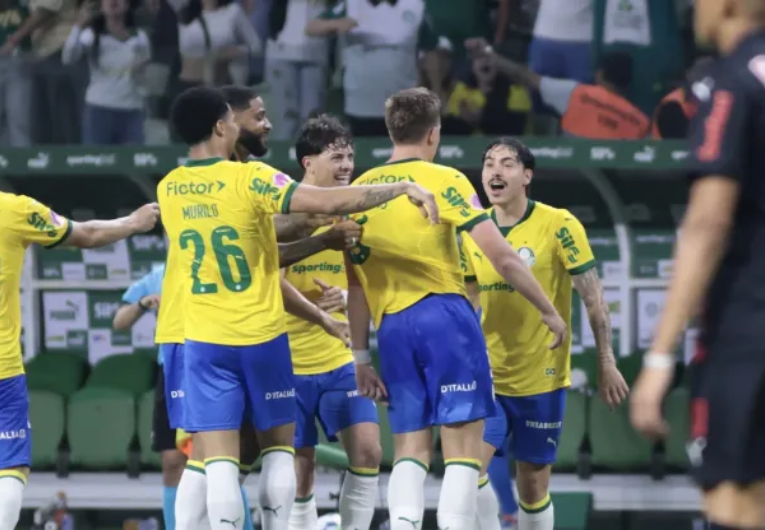 imagem da materia: Palmeiras dá show, atropela Bragantino e se mantém na liderança