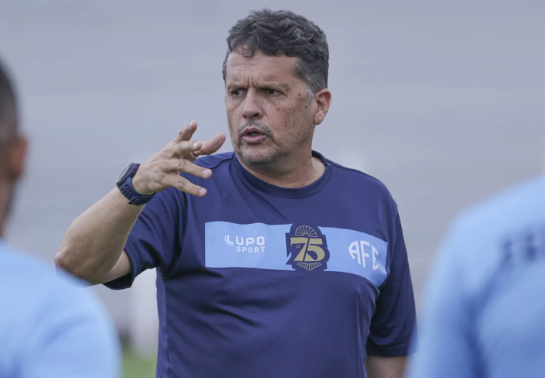 imagem da materia: Claudinei fará mudanças em duelo contra a Chapecoense