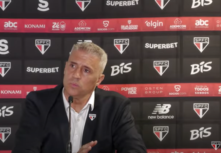 imagem da materia: Após derrota, Crespo critica rotina do São Paulo: “Coisas inacreditáveis”