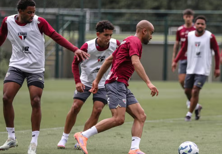 imagem da materia: São Paulo treina no CT com sub-20 e observa recuperados