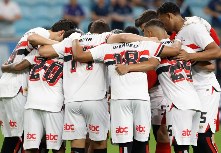 imagem da materia: São Paulo sofre e mostra limitações em derrota para o Grêmio