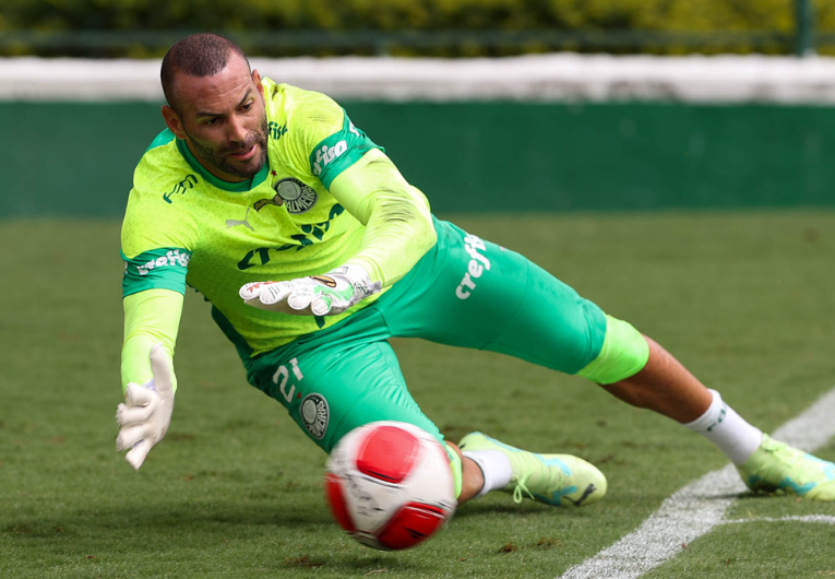 imagem da materia: Weverton se machuca em treino e vira dúvida contra o Flamengo