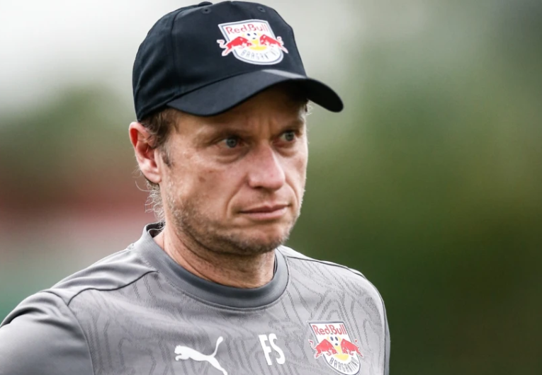 imagem da materia: Bragantino demite técnico Fernando Seabra