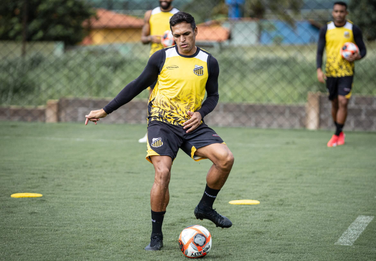 imagem da materia: Robson pede foco e entrega para duelo contra Cuiabá