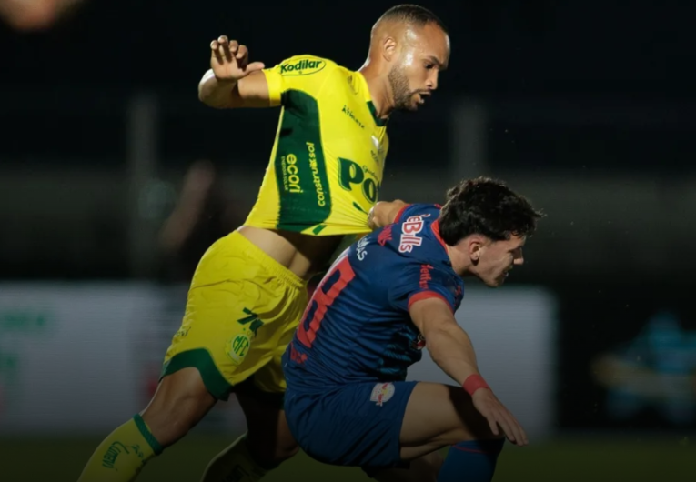 imagem da materia: Mirassol cria chances, mas falhas defensivas custam vitória