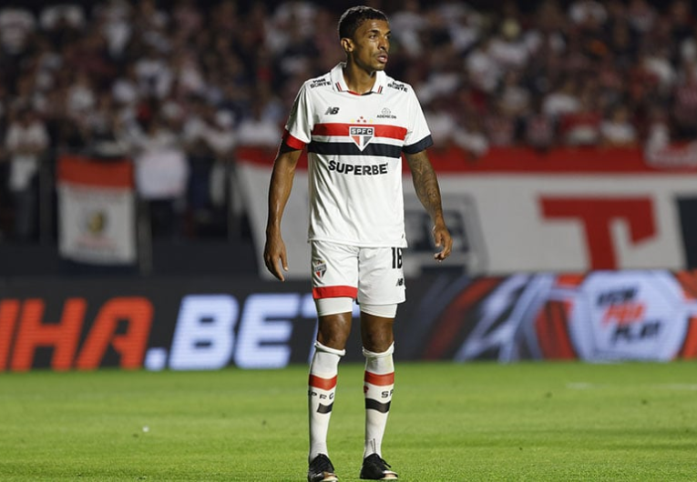imagem da materia: Luiz Gustavo retorna após embolia e vira opção para Crespo