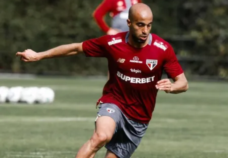 imagem da materia: Lucas retorna aos treinos do São Paulo antes do clássico