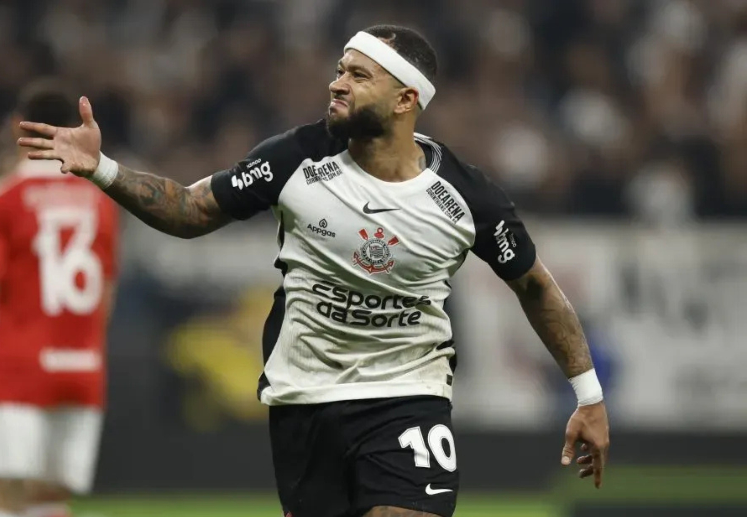 imagem da materia: Corinthians tem invencibilidade com Memphis Depay em campo