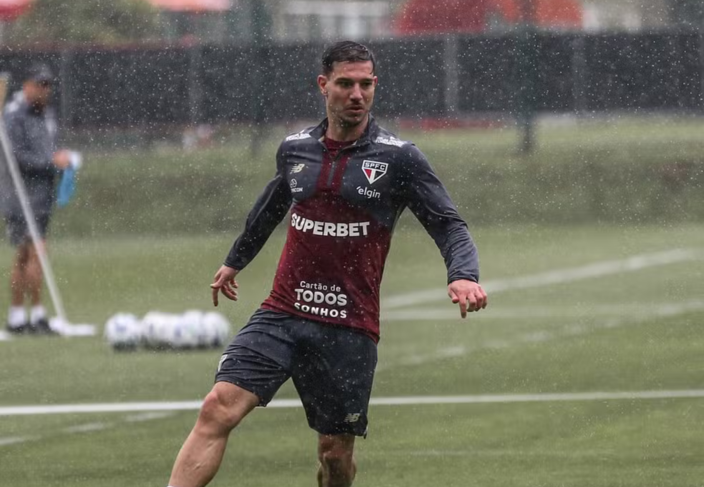 imagem da materia: Com chuva forte, São Paulo treina focado no Grêmio